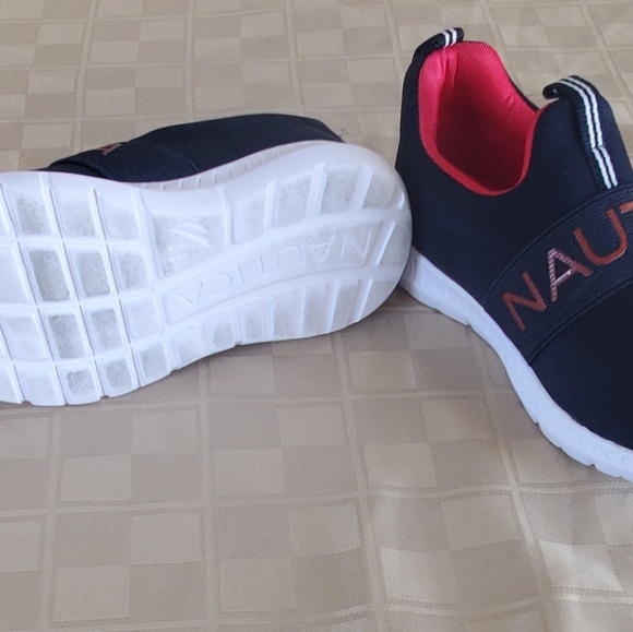 Boy's shoes size 11 - Picture 3 of 7